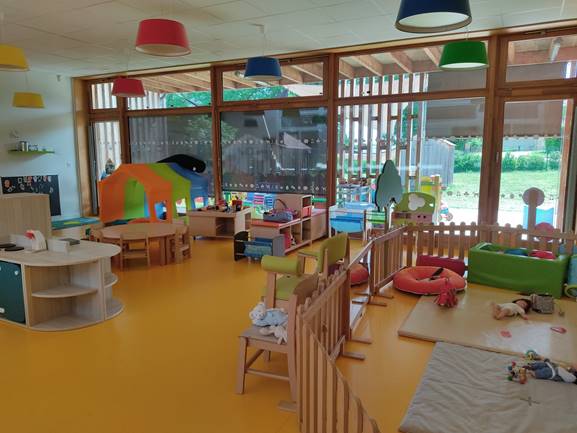 Salle de vie crèche multi-accueil Maison de la Petite Enfance de Sèvres-Anxaumont - Agrandir l'image (fenêtre modale)