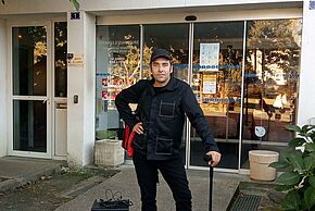 Photo un homme devant la bibliothèque