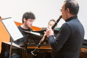 Des musiciens jouent dans la salle Jean-Richard Bloch de la médiathèque François-Mitterrand.