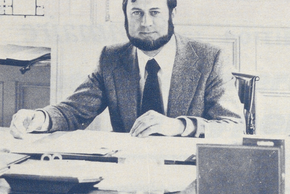 Jacques Santrot assis à son bureau