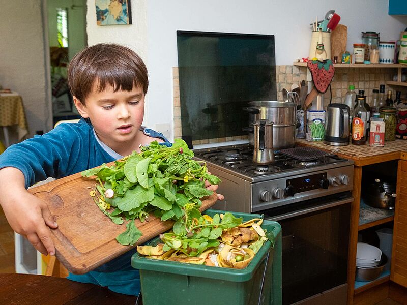 Emballages - papiers, ordures ménagères, restes alimentaires