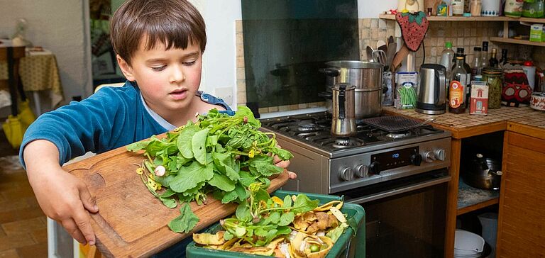 Enfant faisant son compost