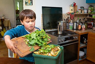 Enfant faisant son compost