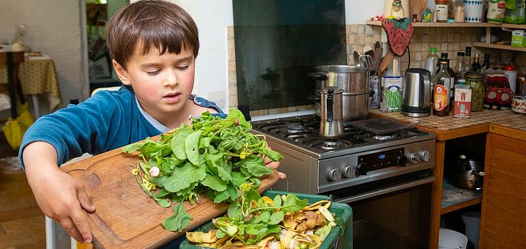 Enfant faisant son compost