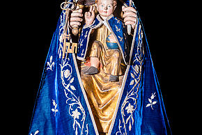 Précieuses parures : les manteaux de Notre-Dame des clés