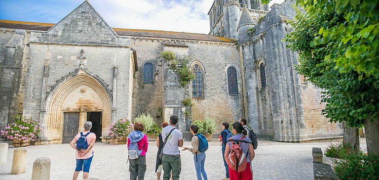 Personnes regardant une église