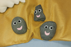 Des pierres et des galets avec des visages dessinés