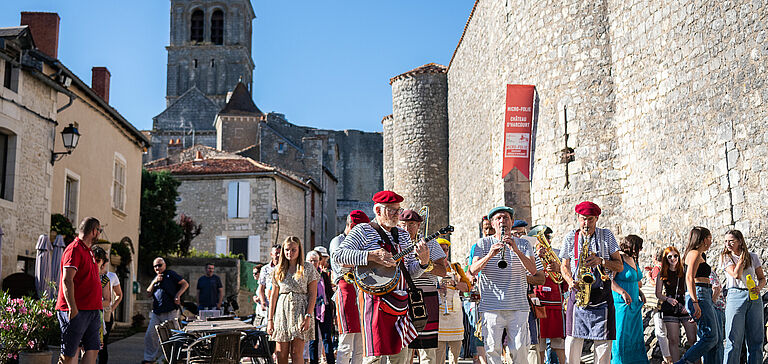 Groupe de personnes participant à une parade musicale