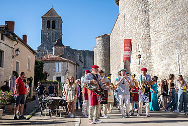 Groupe de personnes participant à une parade musicale