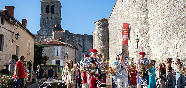 Groupe de personnes participant à une parade musicale