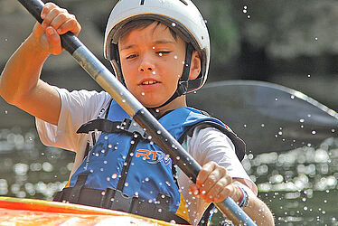 Enfant faisant du kayak