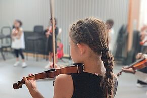 Une violoniste en train de jouer