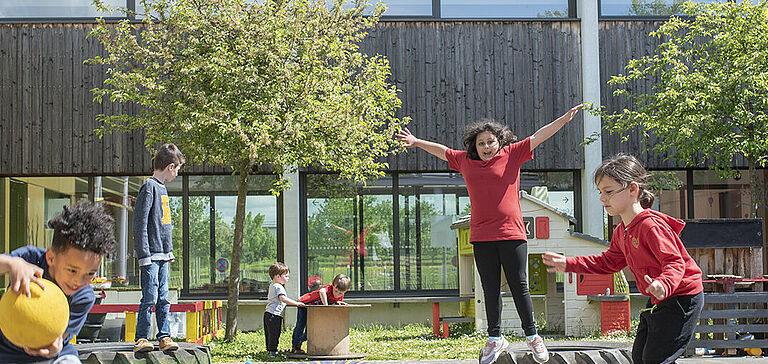 Groupe d'enfants jouant en extérieur