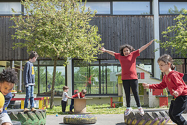 Groupe d'enfants jouant en extérieur