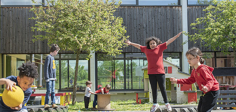 Groupe d'enfants jouant en extérieur