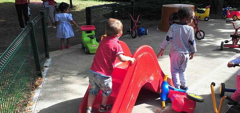 Enfants jouant dans une aire de jeux