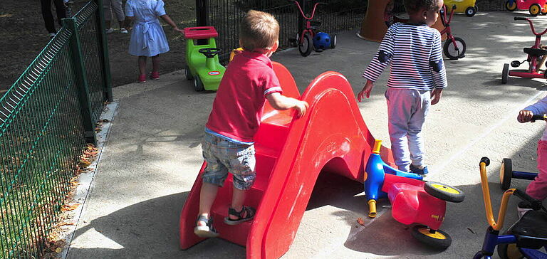 Enfants jouant dans une aire de jeux