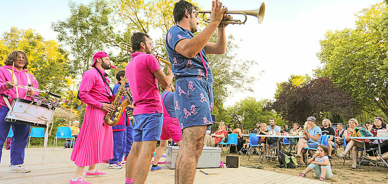 Groupe de musiciens participant à un événement