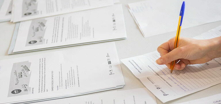 Personne effectuant ses démarches administratives
