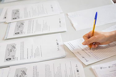 Personne effectuant ses démarches administratives