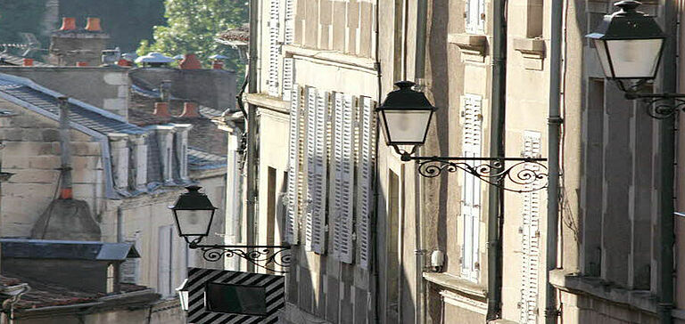 Rue étroite bordée de bâtiments