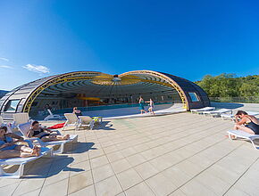 Extérieur de la piscine de Chauvigny - Agrandir l'image (fenêtre modale)