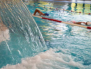 Cascade dans le Centre aquatique de la Pépinière - Agrandir l'image (fenêtre modale)