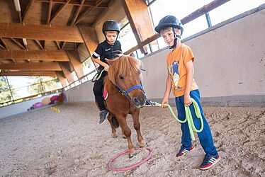 enfants avec un poney