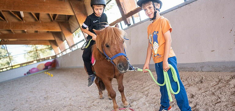enfants avec un poney