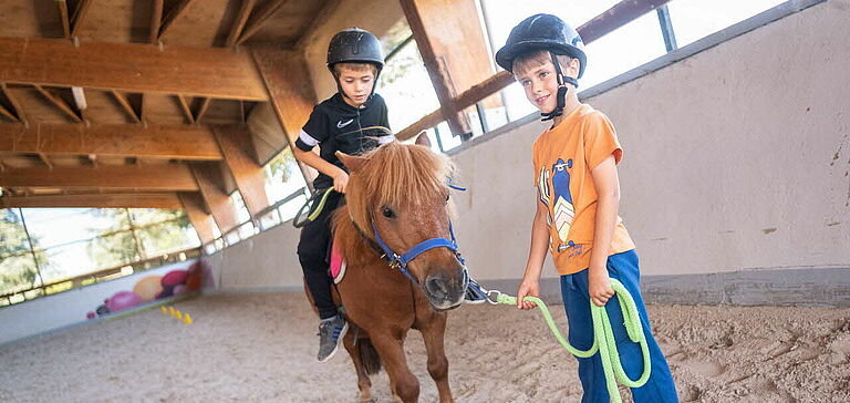 enfants avec un poney