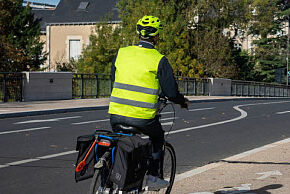 Photo d'un cycliste circulant sur la piste cyclable du Pont-Neuf