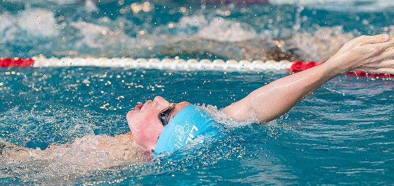 Nageur évoluant sur le dos