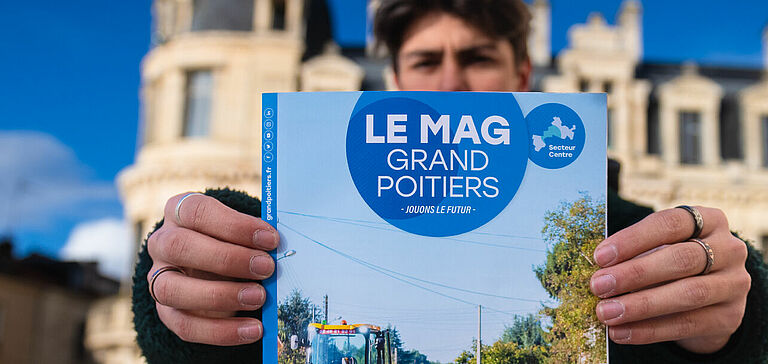 Homme tenant Le Mag Grand Poitiers