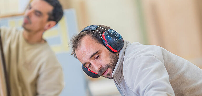 Deux personnes dans un atelier de menuiserie
