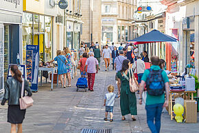 Photo d'une rue commerçante de Poitiers avec des piétons