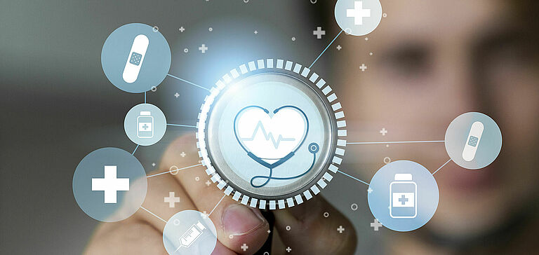 Main interagissant avec une interface holographique futuriste affichant des icônes liées à la santé