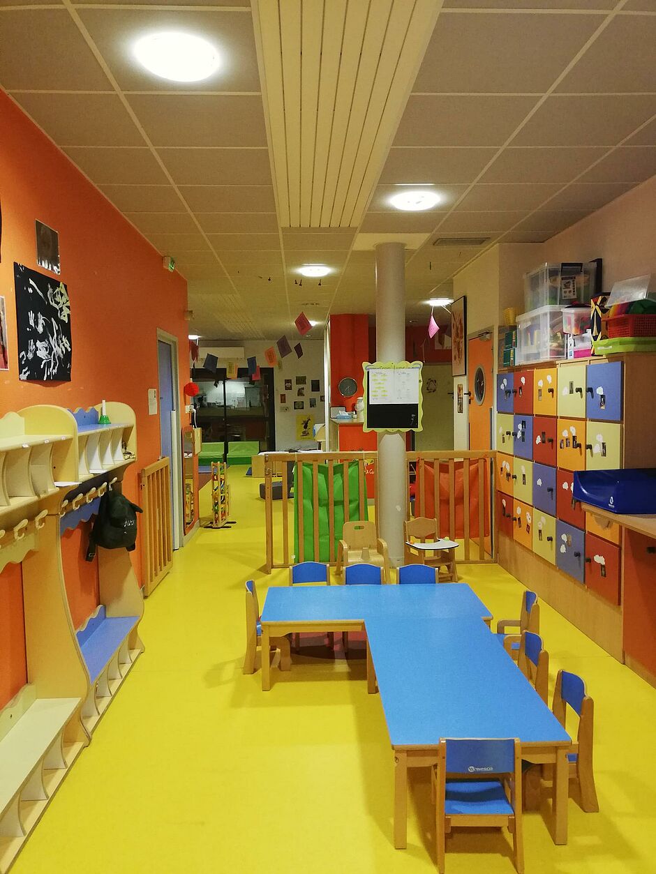 Entrée de la crèche multi-accueil Croq'lune de Jaunay-Marigny - Agrandir l'image (fenêtre modale)