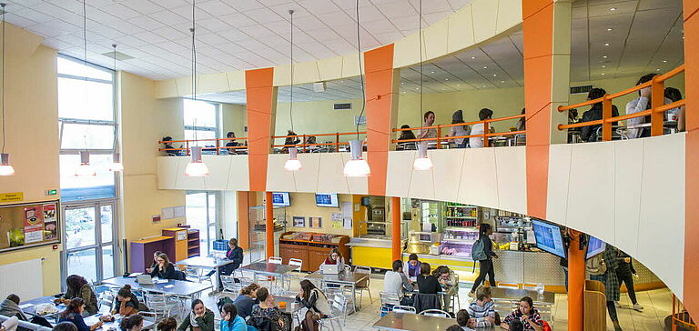 Étudiants dans un restaurant universitaire