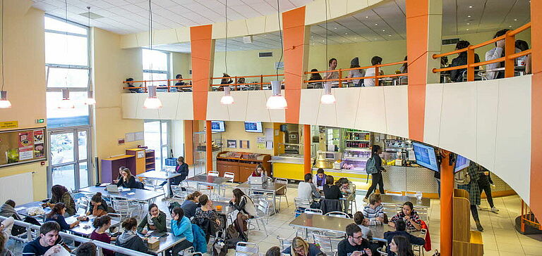 Étudiants dans un restaurant universitaire