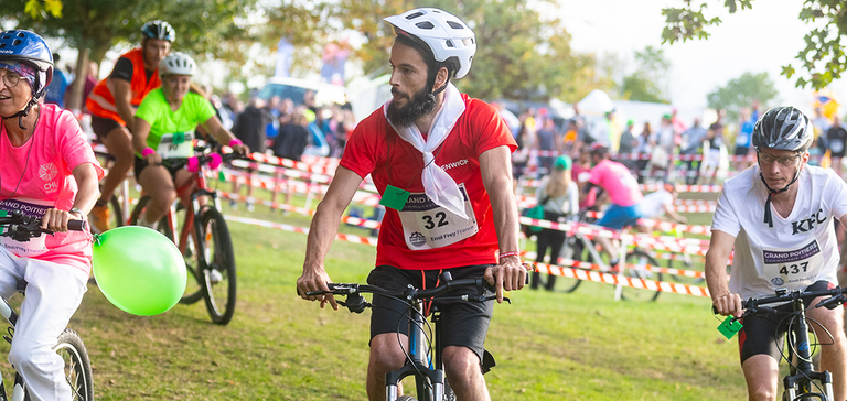 Personnes pratiquant du vélo dans le cadre du défi inter-entreprises