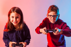 Deux enfants sont en train de jouer à la console.
