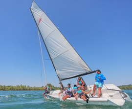 Photo d'un bateau à voile sur le lac de Saint-Cyr
