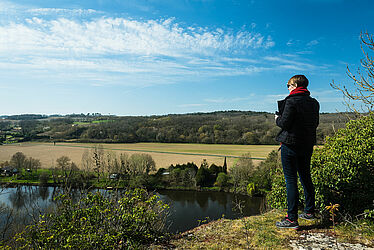 Femme en extérieur regardant vers l'horizon