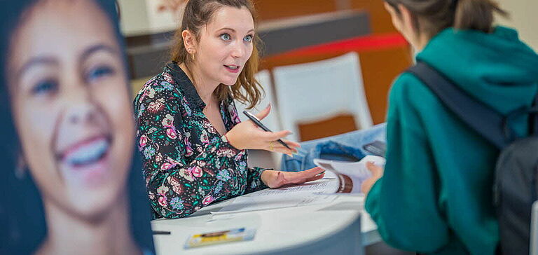 Deux personnes en pleine conversation