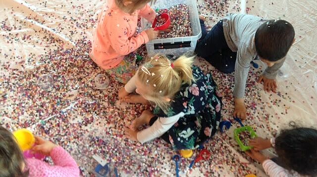 Enfants jouant avec des confettis