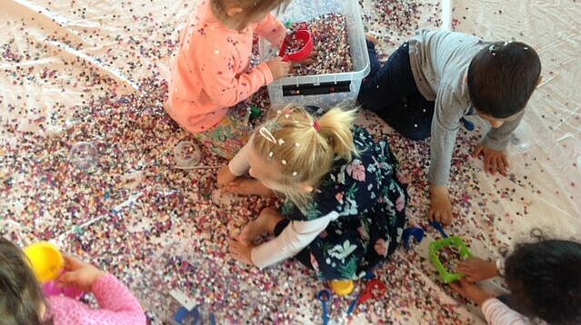 Enfants jouant avec des confettis
