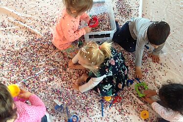 Enfants jouant avec des confettis