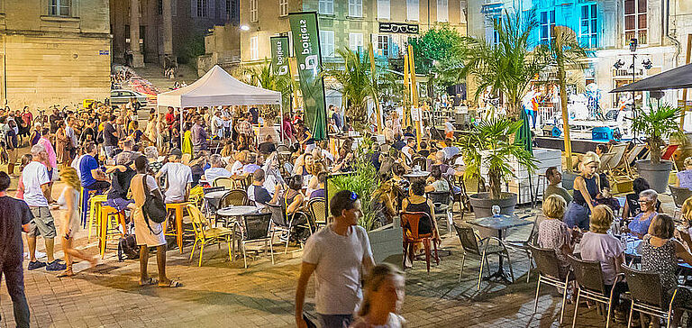 Ville de Poitiers animée la nuit