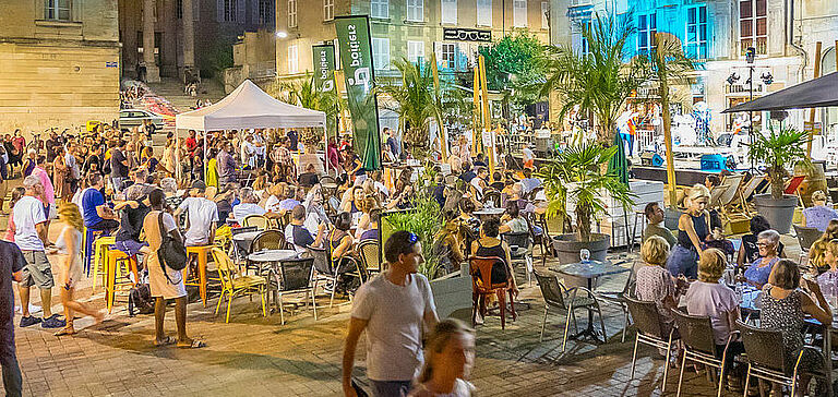 Ville de Poitiers animée la nuit