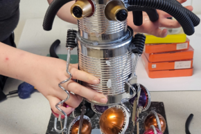 Enfant tenant un robot qu'il vient de fabriquer